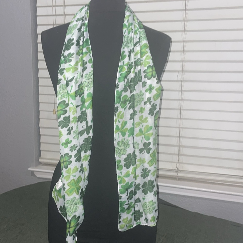 Assorted scarves - Picture 11 of 14